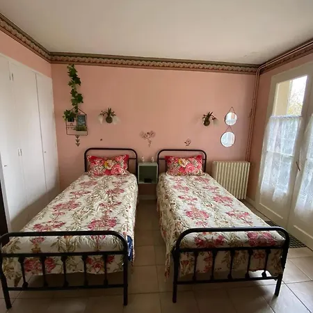 Maison Confortable Avec Piscine Pres De La Ville-dieu بيت للعطل