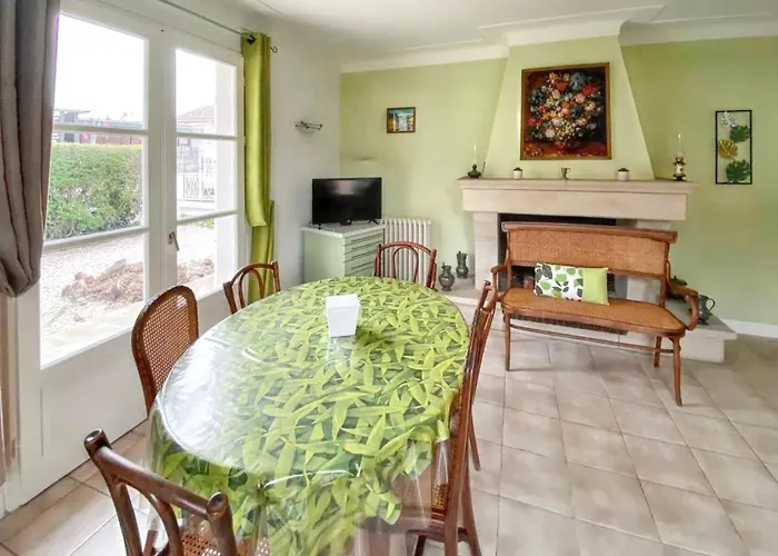 Maison Confortable Avec Piscine Pres De La Ville-dieu